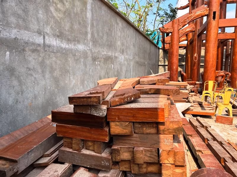 Sau khi tháo dỡ các hạng mục công trình trái phép, gia đình ông Nguyễn Hồng Sơn rao bán hàng trăm m3 gỗ lim với giá hơn 12 tỷ đồng.