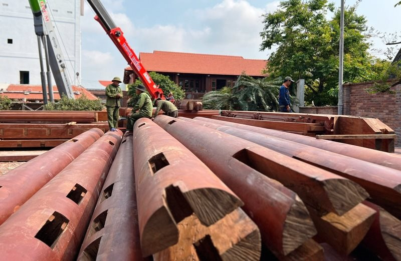 "Gia đình tôi muốn bán hết số gỗ lim nhập khẩu từ nước ngoài về nhằm vớt vát vốn liếng đã đầu tư”, ông Sơn cho hay.