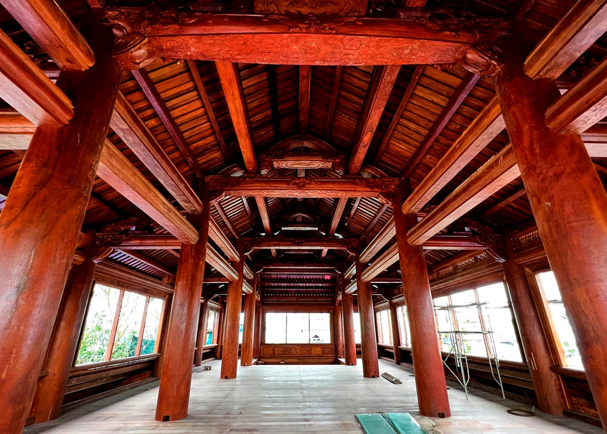 Theo chủ căn biệt thự, công trình này ông đầu tư xây dựng với khoảng 240 khối gỗ, tổng kinh phí hơn 20 tỷ đồng.