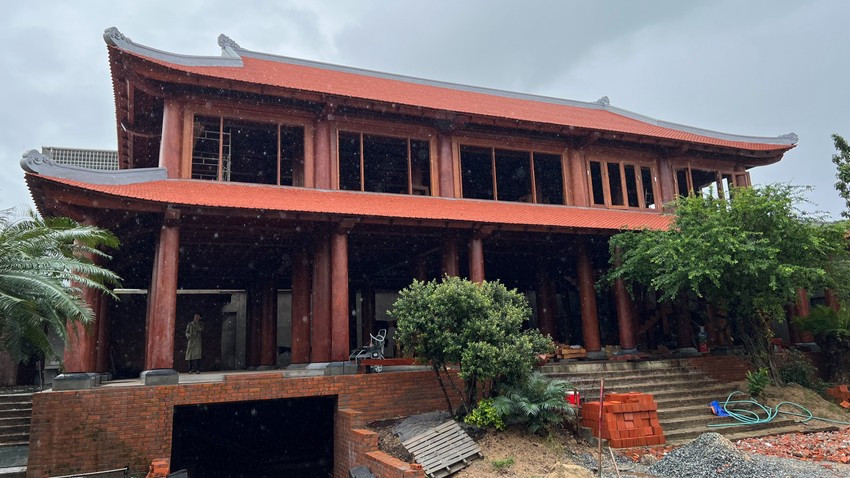 Chủ nhân của công trình là ông Nguyễn Hồng Sơn (58 tuổi, trú phường Chánh Lộ), một đại gia nổi tiếng trong lĩnh vực phân phối ô tô, đầu tư và kinh doanh bất động sản.