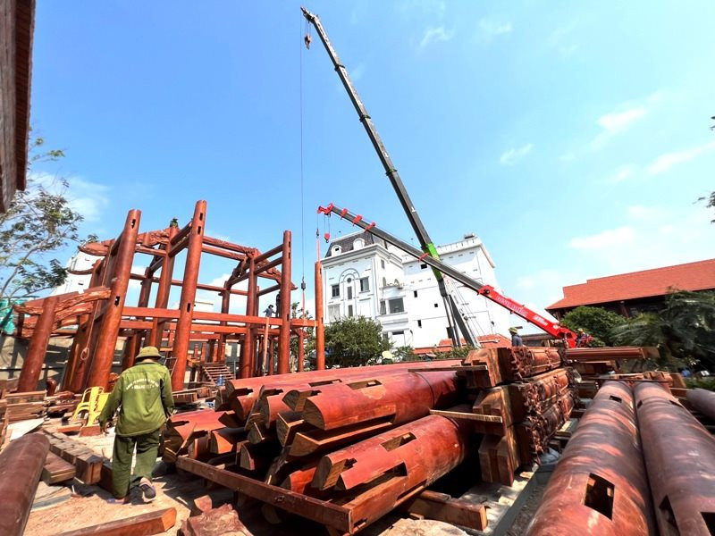 Sau một thời gian xin gia hạn để tìm đội thợ, ngôi nhà gỗ xây dựng trái phép trên đất lúa của đại gia Quảng Ngãi đã được tháo dỡ. Nhiều cẩu trục siêu trường, siêu trọng được huy động tháo dỡ "nhà gỗ khủng".