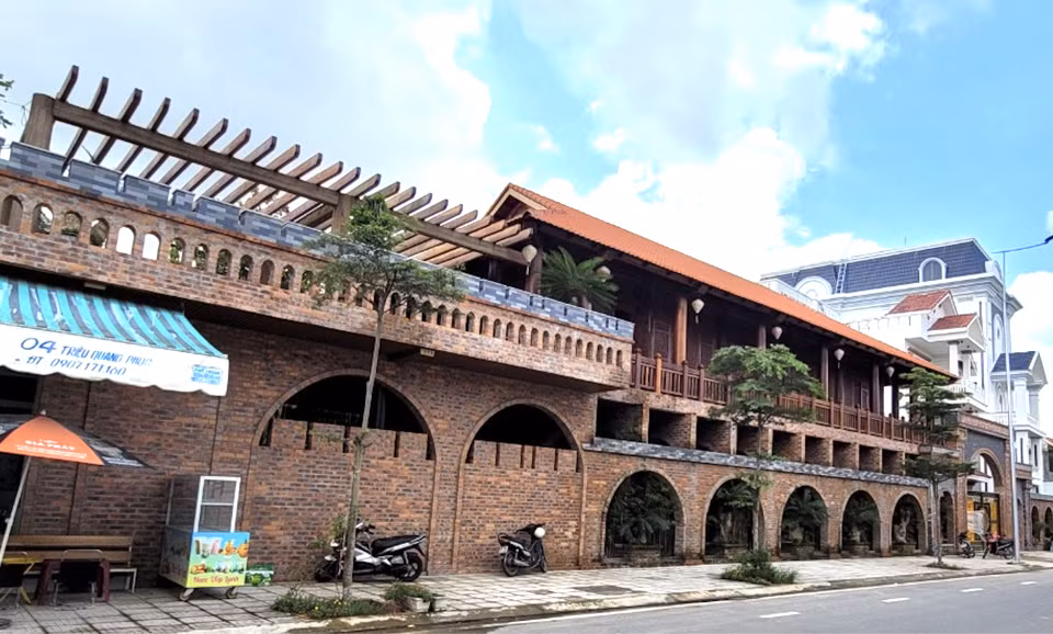 Vài tháng trước, người dân TP Quảng Ngãi xôn xao khi hay tin một biệt phủ khá rộng xây dựng trái phép ngay trung tâm thành phố, nằm trên đường Triệu Quang Phục (phường Chánh Lộ). Công trình này có một phần xây trên đất lúa và đất lấn chiếm.