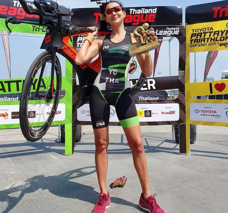 "Chân dài" cao 1m75 được ví là người đẹp "không tuổi", bởi cô sở hữu gương mặt, thân hình như tuổi đôi mươi.