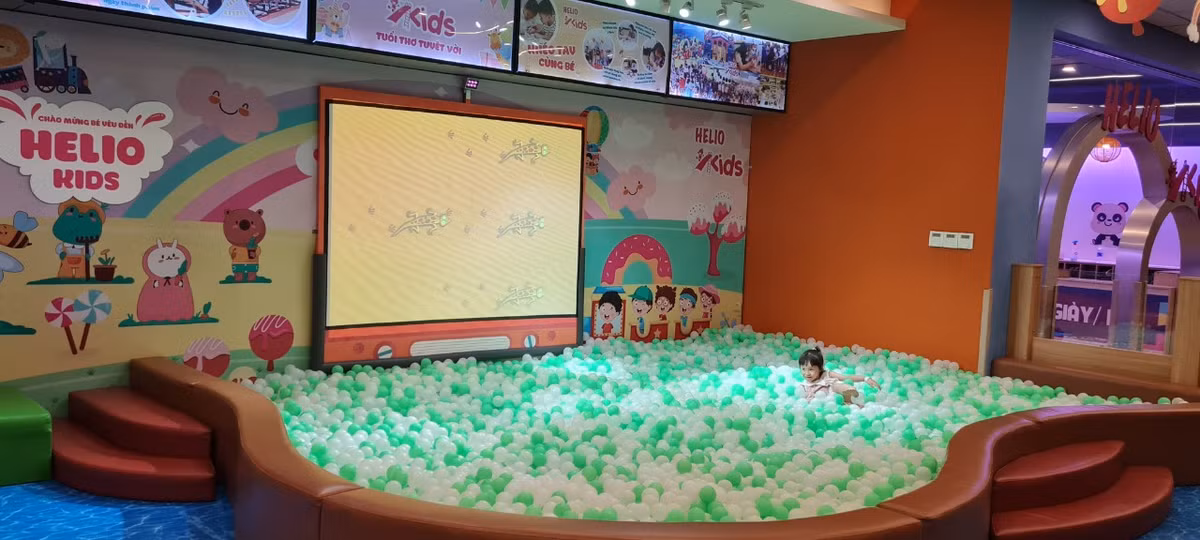 Chợ đêm Helio nằm ngay cạnh trung tâm giải trí Helio Center - một thiên đường trò chơi dành cho các bạn nhỏ.