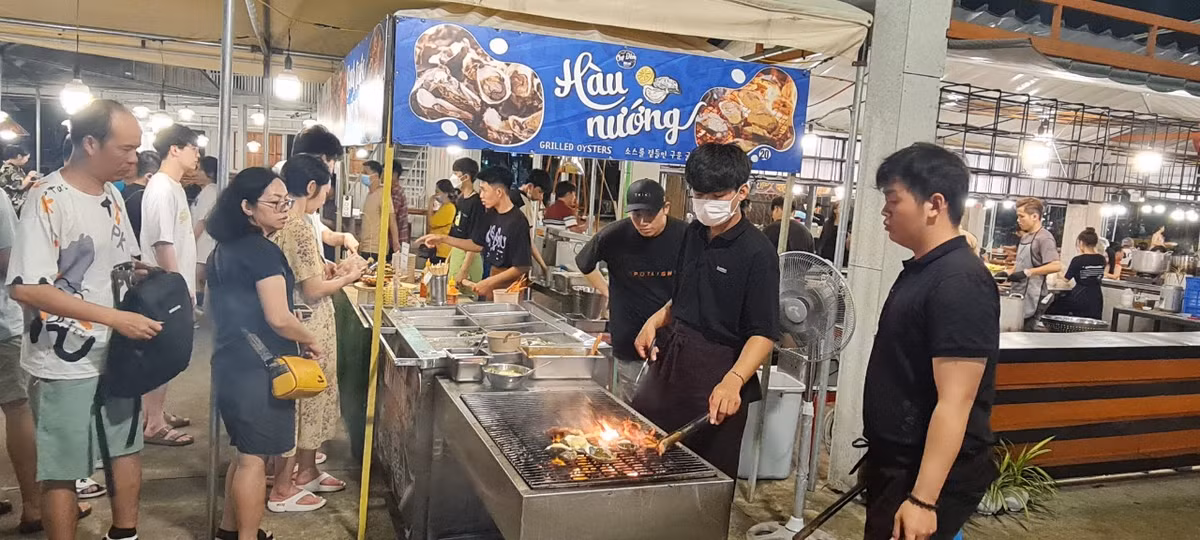 Đặc biệt hơn, chợ đêm Helio có một không gian bia và nướng vô cùng chill, mà có lẽ đi khắp Đà Nẵng bạn cũng khó có thể tìm được nơi thứ 2.