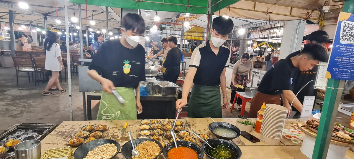 Dưới ánh đèn lung linh, 150 gian hàng ẩm thực hấp dẫn làm nên phân khu sầm uất nhất chợ đêm Helio với đủ các phong vị ẩm thực kết hợp Đông-Tây và các nền văn hoá trên thế giới.
