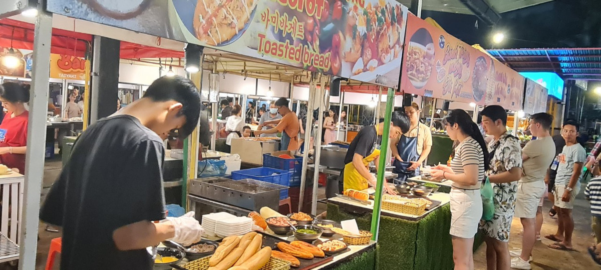 Các món ăn đều được niêm yết giá rõ ràng, cho bạn thoả thích thưởng thức bữa tiệc buffet tự chọn đầy hứng thú.