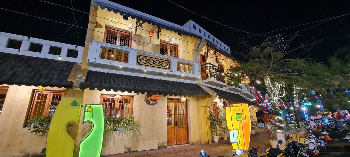 Rất nhiều khu vực ở đây được bài trí với ánh đèn lung linh, đa dạng sắc màu để du khách thỏa sức “sống ảo”.