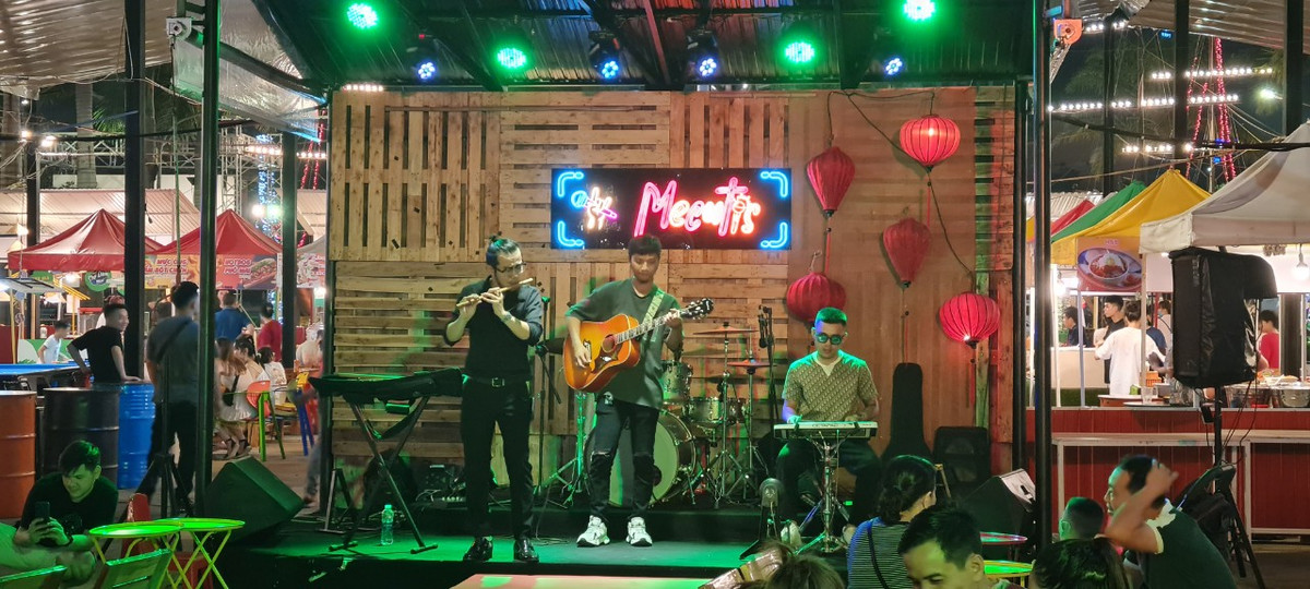 Thư giãn âm nhạc về đêm tại chợ Helio cũng là một trải nghiệm không thể bỏ lỡ đối với du khách.