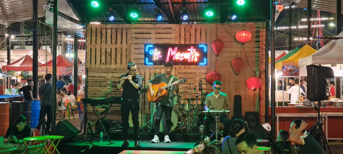 Thư giãn âm nhạc về đêm tại chợ Helio cũng là một trải nghiệm không thể bỏ lỡ đối với du khách.