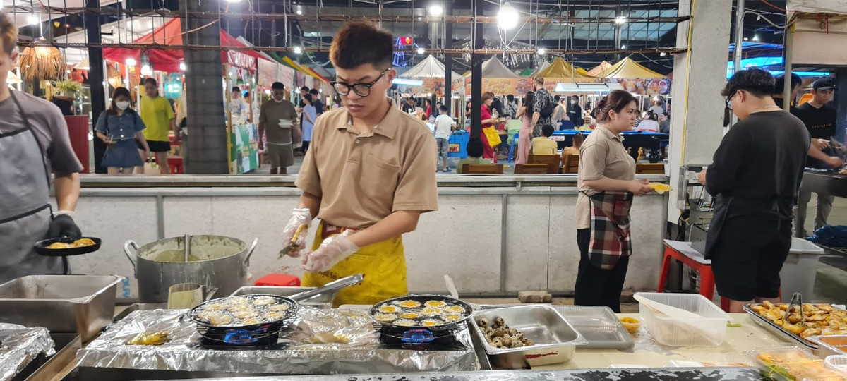 Rất nhiều món ngon đặc sản Đà Nẵng và những món ăn quen thuộc trong văn hóa ẩm thực của người Việt như: bánh xèo, bún bò, mì Quảng,… đến các loại đồ uống như: nước ép, trà sữa,… đều có mặt tại đây.