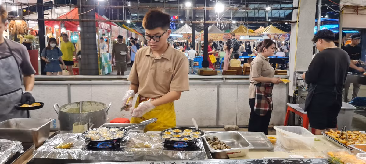 Rất nhiều món ngon đặc sản Đà Nẵng và những món ăn quen thuộc trong văn hóa ẩm thực của người Việt như: bánh xèo, bún bò, mì Quảng,… đến các loại đồ uống như: nước ép, trà sữa,… đều có mặt tại đây.