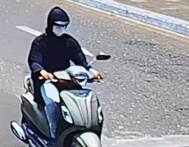 Hình ảnh camera an ninh tại tại phòng giao dịch ngân hàng và các tuyến phố lân cận cho thấy, đối tượng gây án là một nam thanh niên đeo khẩu trang, mặc quần jean và áo khoác chống nắng màu xanh sẫm, có mũ trùm đầu. Đối tượng sử dụng xe gắn máy hiệu Yamaha Nozza Grande màu xám, biển số 43F1-428XX.