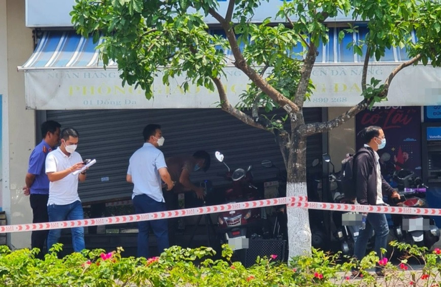 Sau khi lấy được tiền, tên cướp bỏ vào bao nylon rồi lên xe máy rời khỏi ngân hàng. Lúc này, ngân hàng có 6 nhân viên bao gồm cả bảo vệ.