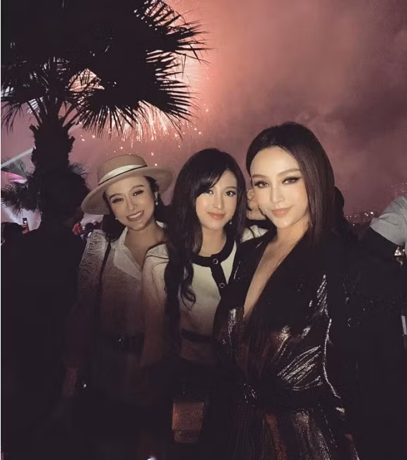 Không chỉ mẹ ruột, hai người thân khác của của Huyền Baby là chị gái Đặng Thúy Loan (SN 1988) và em út Đặng Ngọc Diễm (SN 1995) cũng nhận được nhiều lời khen nhờ vẻ ngoài nổi bật. Mỗi lần 3 chị em tụ họp và cùng đăng ảnh chụp chung, người hâm mộ lại trêu đùa gọi họ là "gia đình mỹ nhân". 3 chị em nhà Huyền Baby từ trái sang phải: Chị cả Thuý Loan, chị hai Huyền Baby và em út Ngọc Diễm