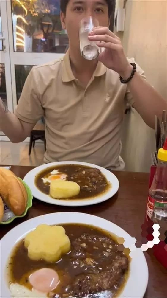 Và mới đây, chính Bạch Lan Phương đã "bốc phốt" lí do tăng cân của Huỳnh Anh. Đó là vì ăn quá nhiều, ăn bất kể thời tiết nắng mưa, đi sự kiện cũng ăn.