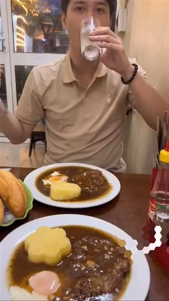 Và mới đây, chính Bạch Lan Phương đã "bốc phốt" lí do tăng cân của Huỳnh Anh. Đó là vì ăn quá nhiều, ăn bất kể thời tiết nắng mưa, đi sự kiện cũng ăn.