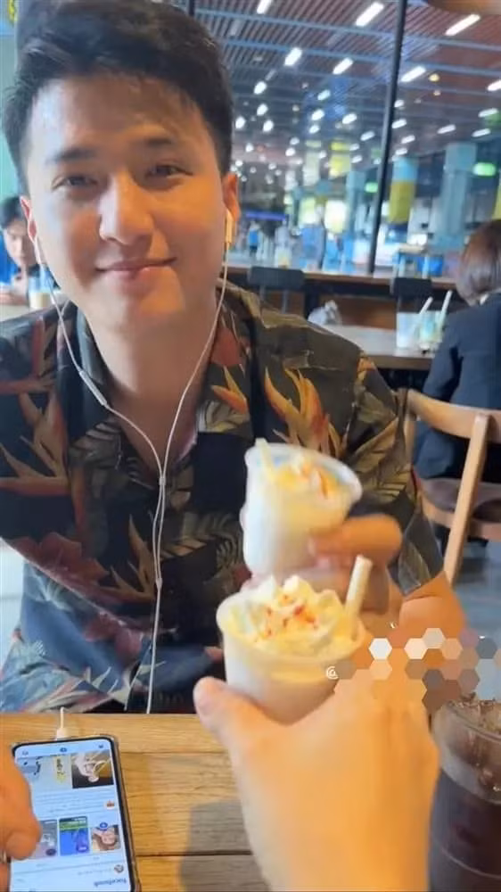 Trong ảnh, hàng loạt món ăn vừa béo vừa ngọt được Huỳnh Anh cân hết. Dân tình phải bật cười vì nết ăn của nam diễn viên. Tuy nhiên, sự thật là anh đang phải cai thuốc lá để tốt cho sức khỏe và làm đẹp lòng bạn gái, dẫn đến chế độ ăn uống quá độ hơn bình thường.