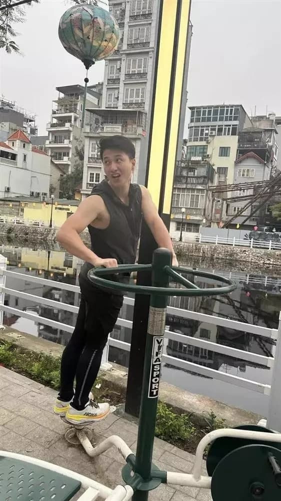 Bạch Lan Phương còn chia sẻ thêm: "Cần tìm đối đi tập tành cùng thật sự nghiêm túc các bác ạ. Chứ đối này chưa chạy được tí nào đã mặc cả cho ăn. Được tí lại đòi ăn hết cái này cái kia, đi tập mà tốn tiền ăn gấp bao nhiêu lần so với ở nhà. Ác mộng. Thịt xiên nướng, bánh rán, sinh tố, gà tần, tào phớ. Đấy là mình còn cản bao nhiêu ý. Kinh khủng".