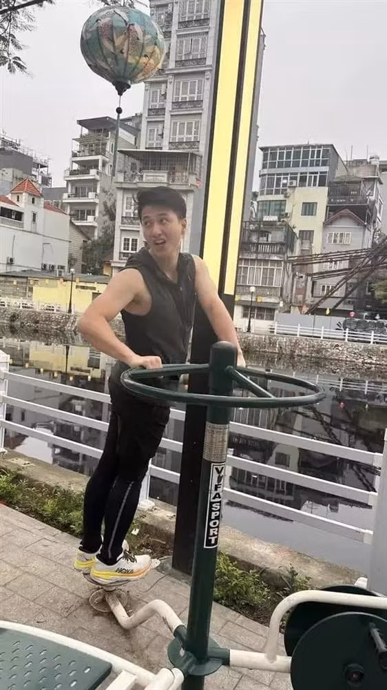 Bạch Lan Phương còn chia sẻ thêm: "Cần tìm đối đi tập tành cùng thật sự nghiêm túc các bác ạ. Chứ đối này chưa chạy được tí nào đã mặc cả cho ăn. Được tí lại đòi ăn hết cái này cái kia, đi tập mà tốn tiền ăn gấp bao nhiêu lần so với ở nhà. Ác mộng. Thịt xiên nướng, bánh rán, sinh tố, gà tần, tào phớ. Đấy là mình còn cản bao nhiêu ý. Kinh khủng".