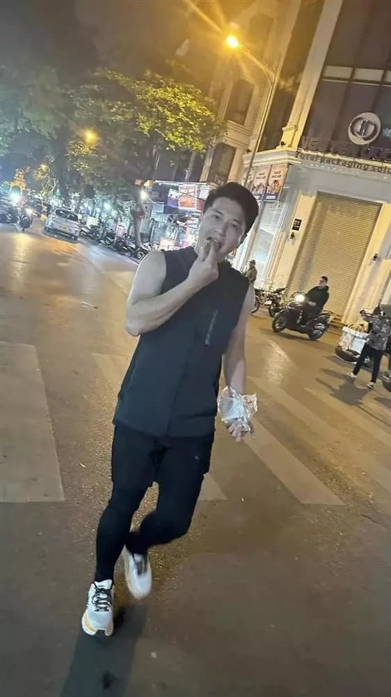 Huỳnh Anh tập thể dục xong vẫn ăn không ngừng. Nguyên nhân là vì nam diễn viên đang cai thuốc lá nên ăn uống để giải toả cơn nghiện thuốc lá. 