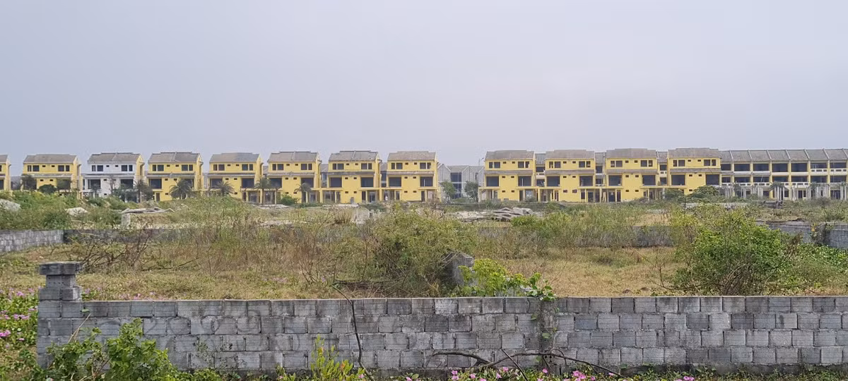 Dạo quanh Khu đô thị mới Điện Nam - Điện Ngọc ở thị xã Điện Bàn (Quảng Nam), nhiều người ngỡ ngàng với bức tranh thực tế tại một trong những "sân chơi" bất động sản đình đám bậc nhất khu vực miền Trung.