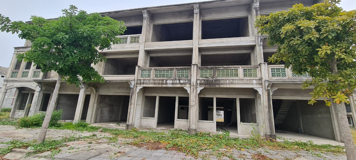 hiều người "lịm tim" với những lời có cánh của giới bất động sản khi ca ngợi dự án có vị trí đắc địa và lối kiến trúc xây dựng mang đậm phong cách của một Hội An hiện đại, trẻ trung, năng động với nhiều không gian xanh đem lại một cuộc sống thuần khiết và thân thiện với môi trường. Nhưng thực tế lại rất khác, dự án trăm tỷ ở một khu đô thị mới đang dần trở nên hoang phế.