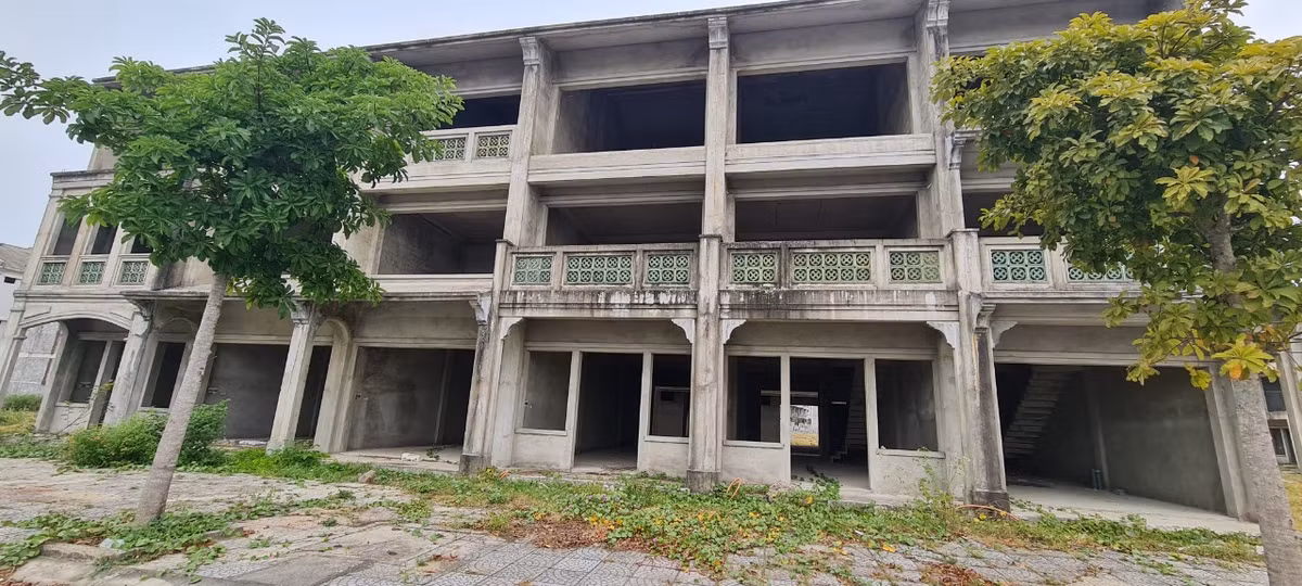 Nhiều người "lịm tim" với những lời có cánh của giới bất động sản khi ca ngợi dự án có vị trí đắc địa và lối kiến trúc xây dựng mang đậm phong cách của một Hội An hiện đại, trẻ trung, năng động với nhiều không gian xanh đem lại một cuộc sống thuần khiết và thân thiện với môi trường. Nhưng thực tế lại rất khác, dự án trăm tỷ ở một khu đô thị mới đang dần trở nên hoang phế.