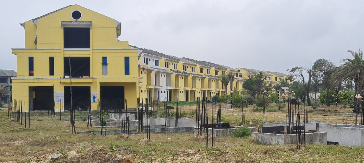 Homeland Paradise Village từng được giới thiệu là một siêu phẩm ngay giữa lòng Nam Đà Nẵng được xây dựng theo phong cách cổ kính Hội An. Dự án từng được xem là mang vị thế độc tôn "kề giang cận hải" khi nằm trong quần thể resort bãi biển, chạy dọc tuyến đường "tỷ đô" Đà Nẵng-Hội An.