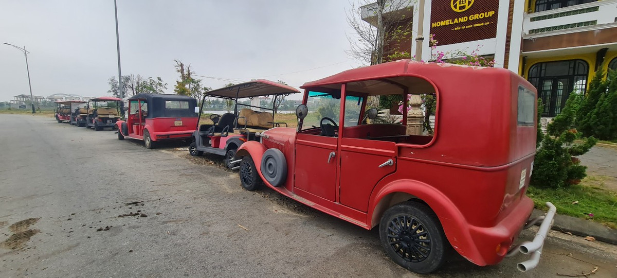 Hệ thống xe điện đưa đón khách tham quan biệt thự, đất nền ngày nào, và dự kiến dùng để đưa đón cư dân ra vào nội khu, đang nằm phơi nắng.