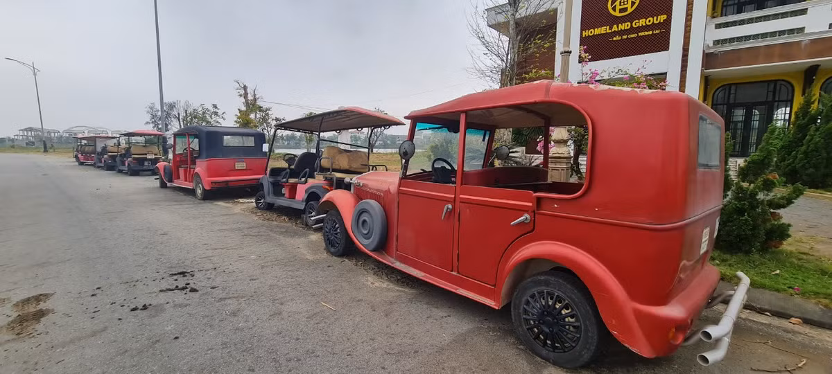 Hệ thống xe điện đưa đón khách tham quan biệt thự, đất nền ngày nào, và dự kiến dùng để đưa đón cư dân ra vào nội khu, đang nằm phơi nắng.