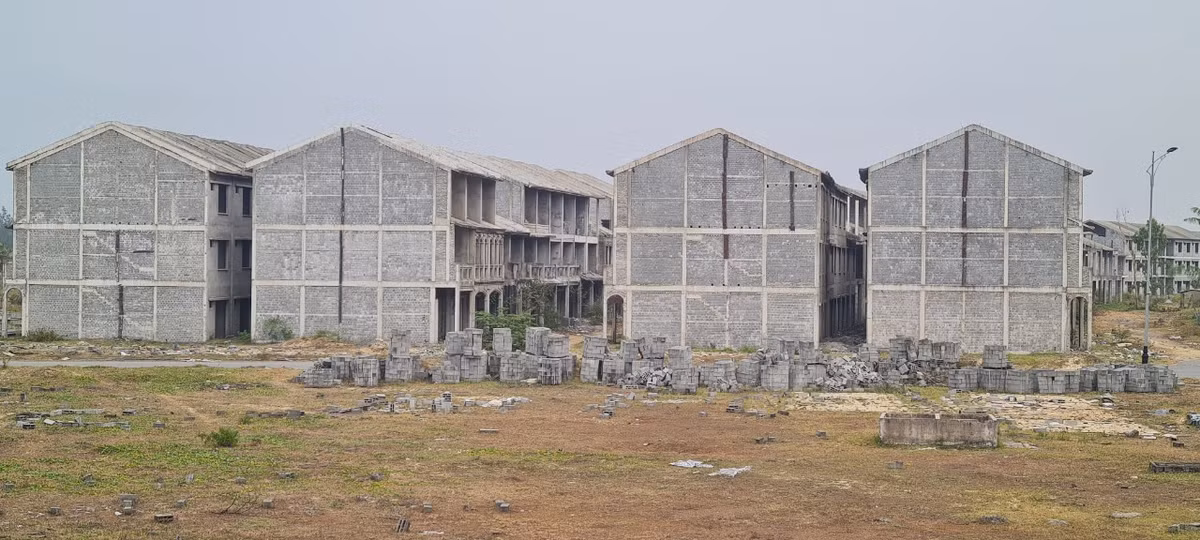 Cạnh đó là la liệt các dãy nhà liền kề mới được xây thô, gạch vỡ còn ngổn ngang.