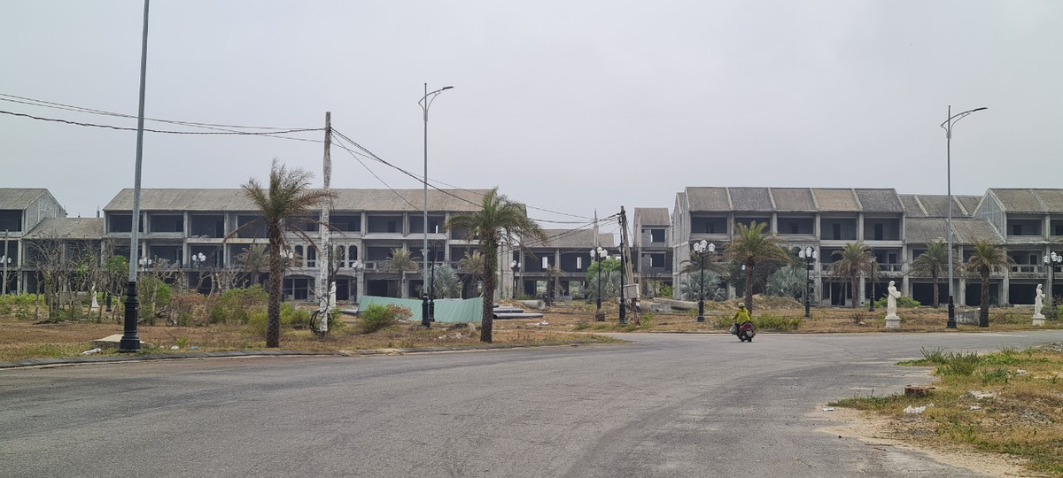 Thêm vài bước chân là la liệt biệt thự dang dở hiện ra trước mắt.