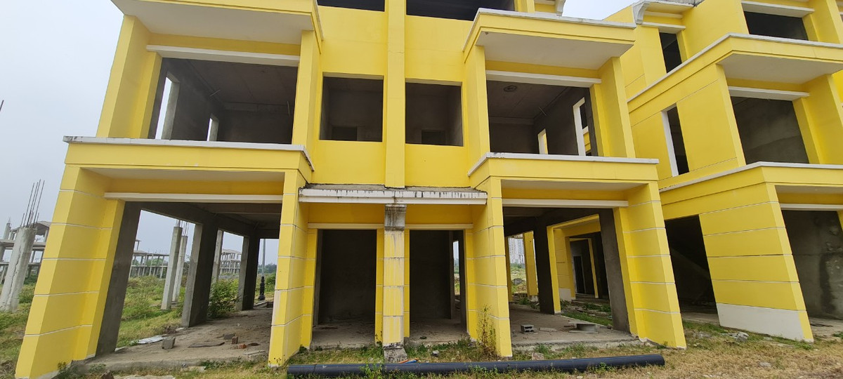 Nhưng hiện thực lại khá ... phũ phàng, ngoài lớp sơn màu vàng "bắt mắt" thì chưa thể hình dung dãy biệt thự này sẽ đáng "đồng tiền bát gạo" thế nào.