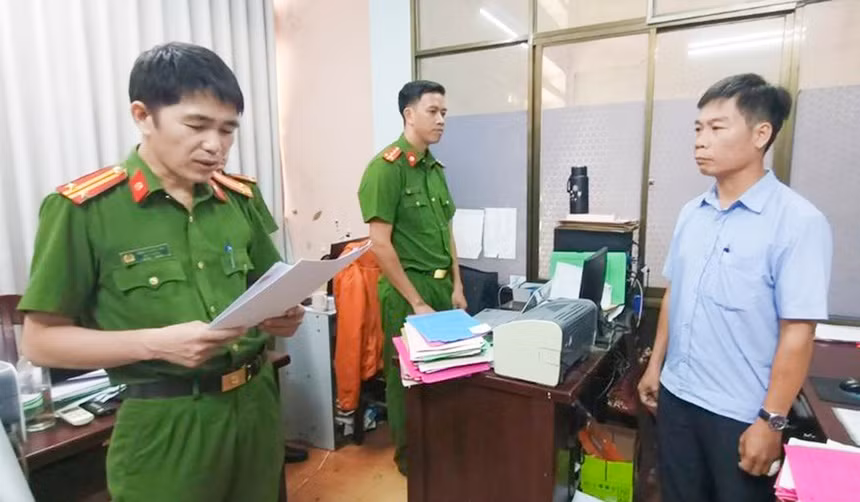 Vi sao 3 can bo Van phong dang ky dat dai Quang Ngai bi khoi to?-Hinh-2