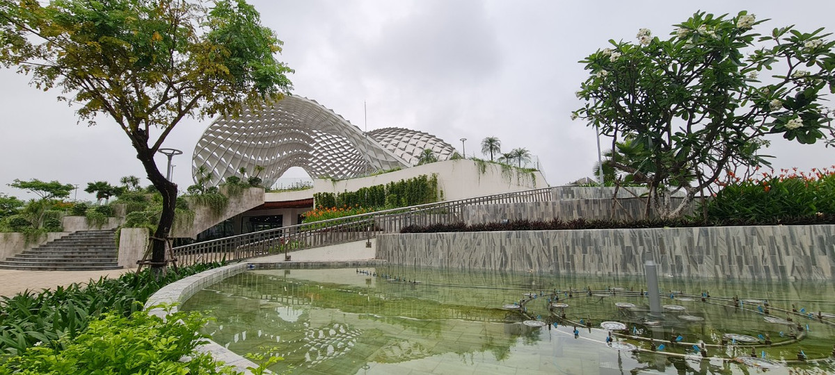 Chiều cao tổng cộng của công trình là 5,7 m. Xung quanh có nhiều tiểu cảnh, đài phun nước, trong đó hệ thống phun nước có thể trình diễn hiệu ứng trên nền nhạc (nhạc nước).