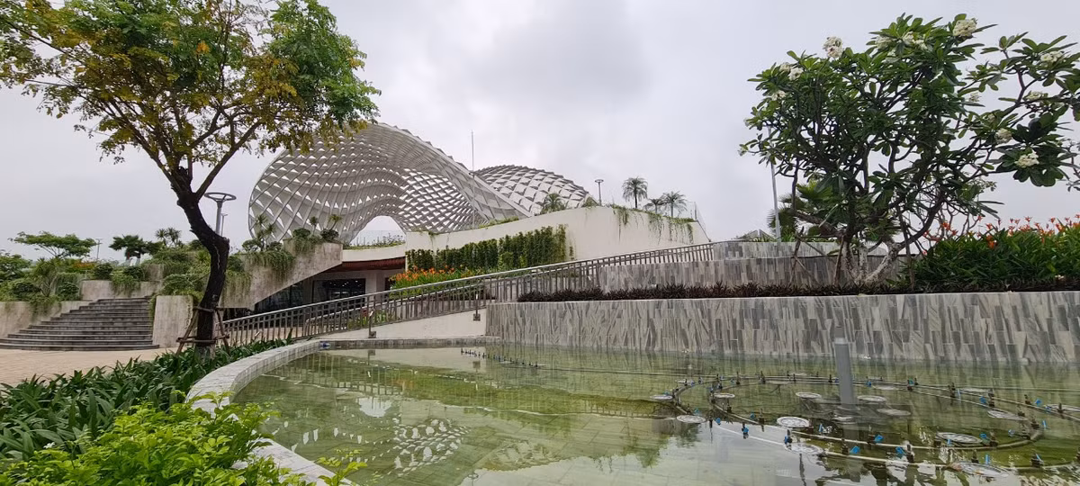 Chiều cao tổng cộng của công trình là 5,7 m. Xung quanh có nhiều tiểu cảnh, đài phun nước, trong đó hệ thống phun nước có thể trình diễn hiệu ứng trên nền nhạc (nhạc nước).