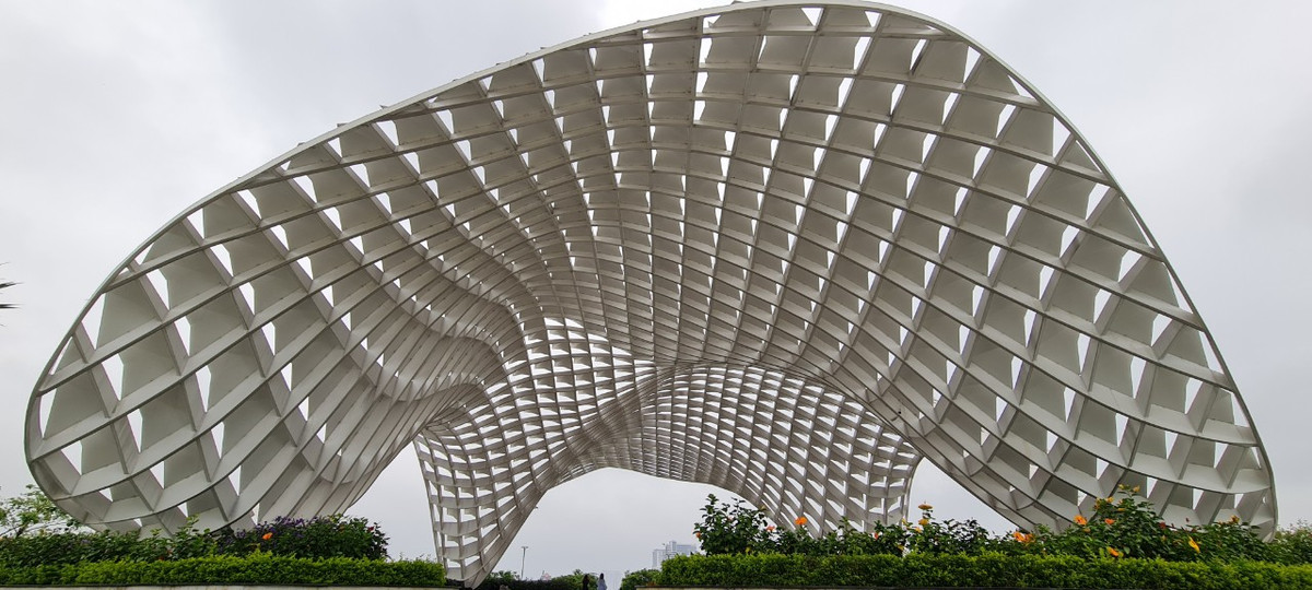 Công viên mở rộng gồm một tầng hầm, 2 tầng bán nổi, trong đó phần mái vòm là tầng trên cùng.