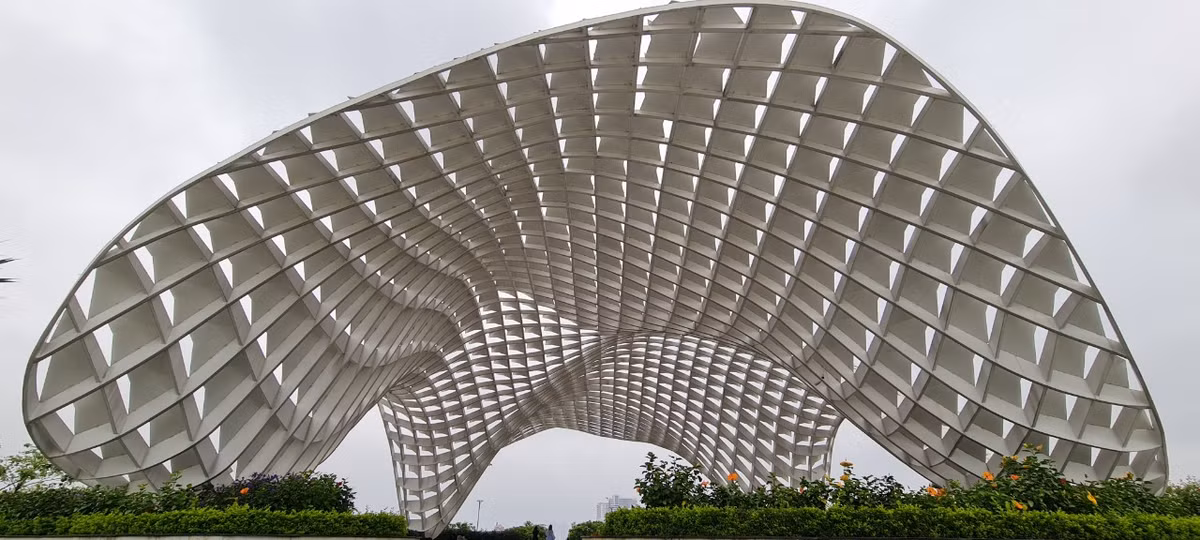 Công viên mở rộng gồm một tầng hầm, 2 tầng bán nổi, trong đó phần mái vòm là tầng trên cùng.