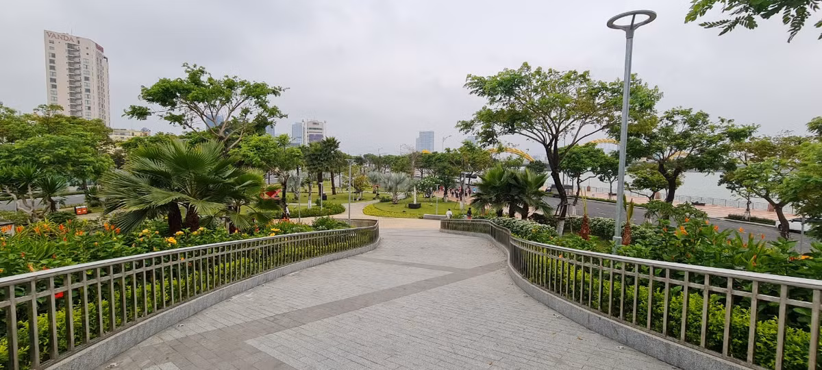  Công viên APEC tọa lạc giữa trung tâm thành phố Đà Nẵng, bên cạnh bờ sông Hàn thơ mộng, ở vị trí đắc địa giữa cầu Rồng và cầu Trần Thị Lý. 