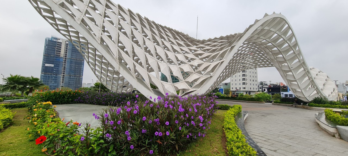 Mái vòm có diện tích 790m2, được tạo thành từ 200 tấn thép nguyên liệu.