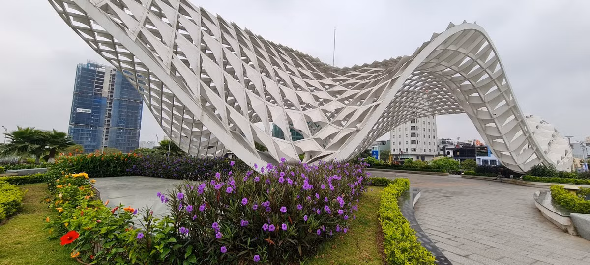 Mái vòm có diện tích 790m2, được tạo thành từ 200 tấn thép nguyên liệu.