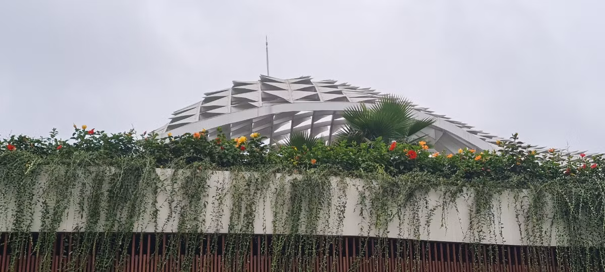 Công viên APEC mở rộng là một điểm nhấn kiến trúc độc đáo bên dòng sông Hàn thơ mộng, kết nối với tuyến phố đi bộ Bạch Đằng.