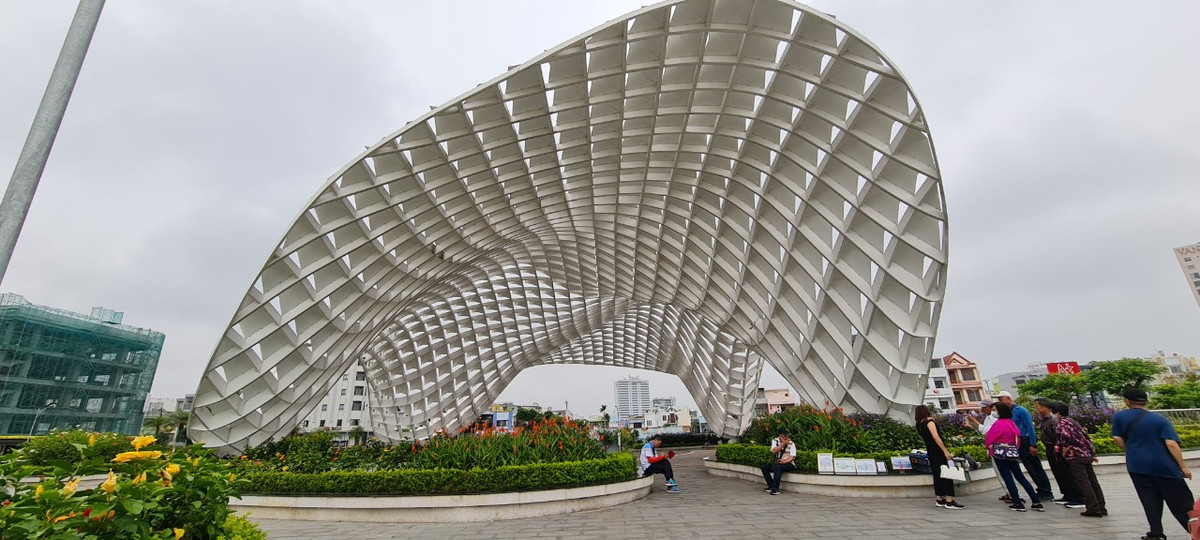 Sở hữu thiết kế mới lạ, độc đáo, công viên APEC Đà Nẵng đã và đang chinh phục người dân địa phương cũng như du khách trên toàn thế giới, đặc biệt là giới trẻ. Đây là điểm đến du lịch, giải trí mới cho người dân và du khách, và cũng là nơi để tổ chức các hoạt động văn hóa, lễ hội đặc sắc của Thành phố Đà Nẵng trong thời gian tới.