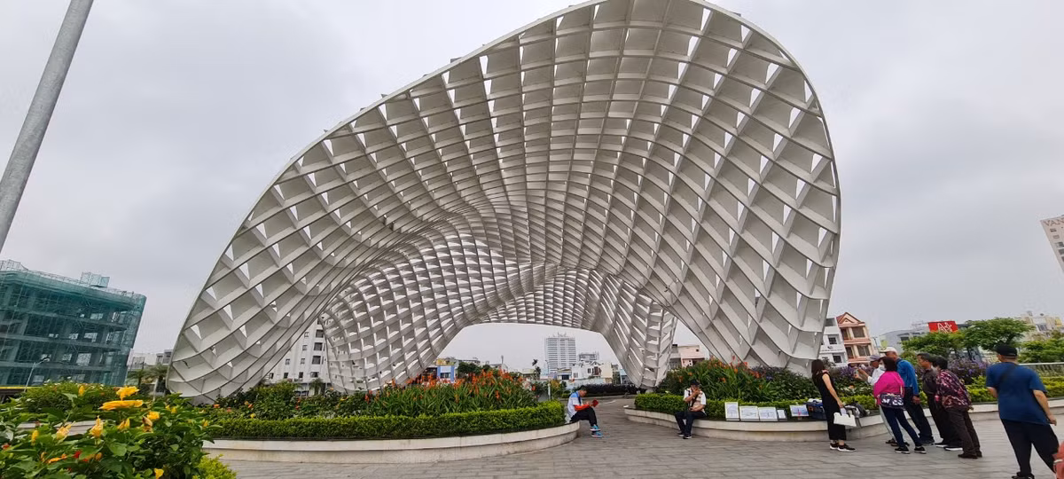 Sở hữu thiết kế mới lạ, độc đáo, công viên APEC Đà Nẵng đã và đang chinh phục người dân địa phương cũng như du khách trên toàn thế giới, đặc biệt là giới trẻ. Đây là điểm đến du lịch, giải trí mới cho người dân và du khách, và cũng là nơi để tổ chức các hoạt động văn hóa, lễ hội đặc sắc của Thành phố Đà Nẵng trong thời gian tới.