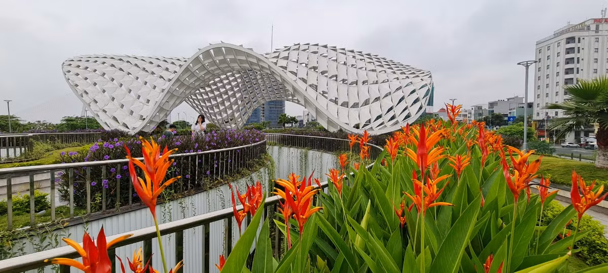 Kiến trúc mái vòm với ý tưởng "Cánh diều bay cao" tạo hình không gian sinh hoạt cộng đồng mở.