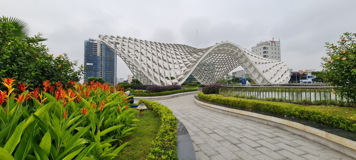 Nhiều người đến với Công viên APEC lần đầu tiên thường rất ấn tượng với thiết kế mái vòm uốn lượn như sóng biển. Mái vòm độc đáo là điểm nhấn của công viên APEC, dựa trên ý tưởng “cánh diều bay cao”.