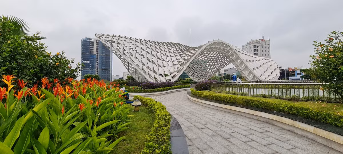 Nhiều người đến với Công viên APEC lần đầu tiên thường rất ấn tượng với thiết kế mái vòm uốn lượn như sóng biển. Mái vòm độc đáo là điểm nhấn của công viên APEC, dựa trên ý tưởng “cánh diều bay cao”.