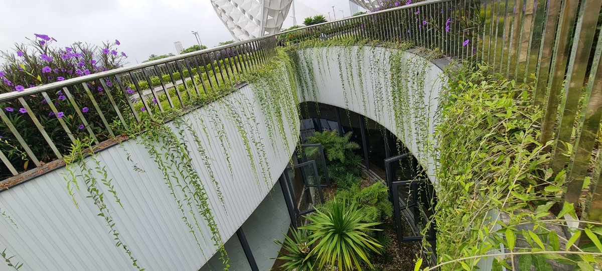 Công viên có nhiều giếng trời, tạo ánh sáng tự nhiên cho khu vườn ở tầng 2. Tầng hầm là bãi đỗ xe.