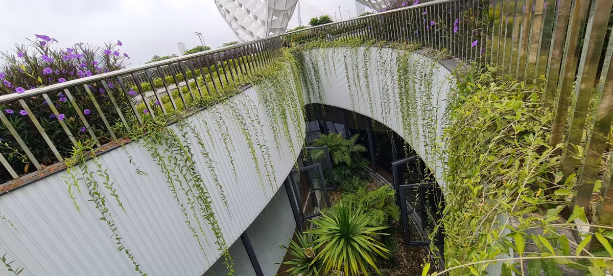 Công viên có nhiều giếng trời, tạo ánh sáng tự nhiên cho khu vườn ở tầng 2. Tầng hầm là bãi đỗ xe.